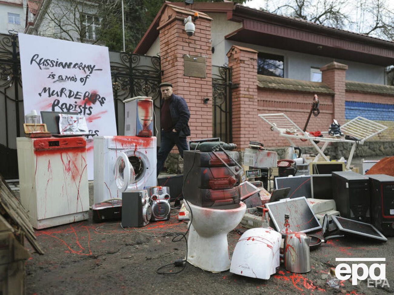 Унитаз, компьютер, стиральная машина и собачья будка. Под консульство РФ во Львове принесли вещи, которые воруют оккупанты в Украине. Фоторепортаж