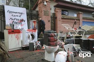 Унітаз, комп'ютер, пральна машина й собача будка. Під консульство РФ у Львові принесли речі, які крадуть окупанти в Україні. Фоторепортаж