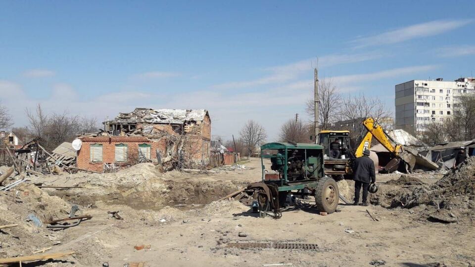 Розбір завалів на одній із вулиць розбомбленої окупантами Охтирки Сумської області