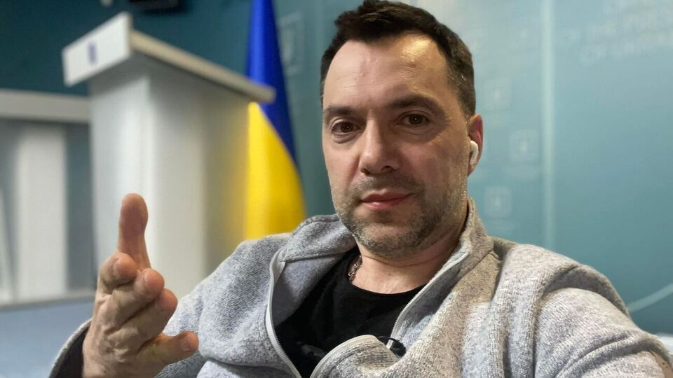 Арестович: Влада була змушена обирати між поганим і дуже поганим