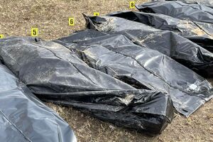 Тела погибших осматривают судмедэксперты, криминалисты, следователи и прокуроры
