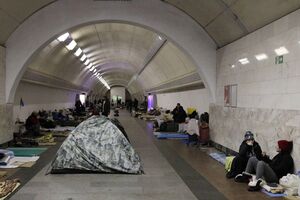 Кияни ховаються у метрополітені від обстрілів окупаційних військ РФ