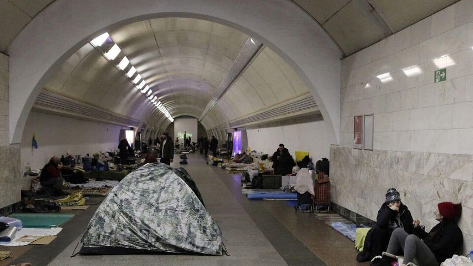 Кияни ховаються у метрополітені від обстрілів окупаційних військ РФ