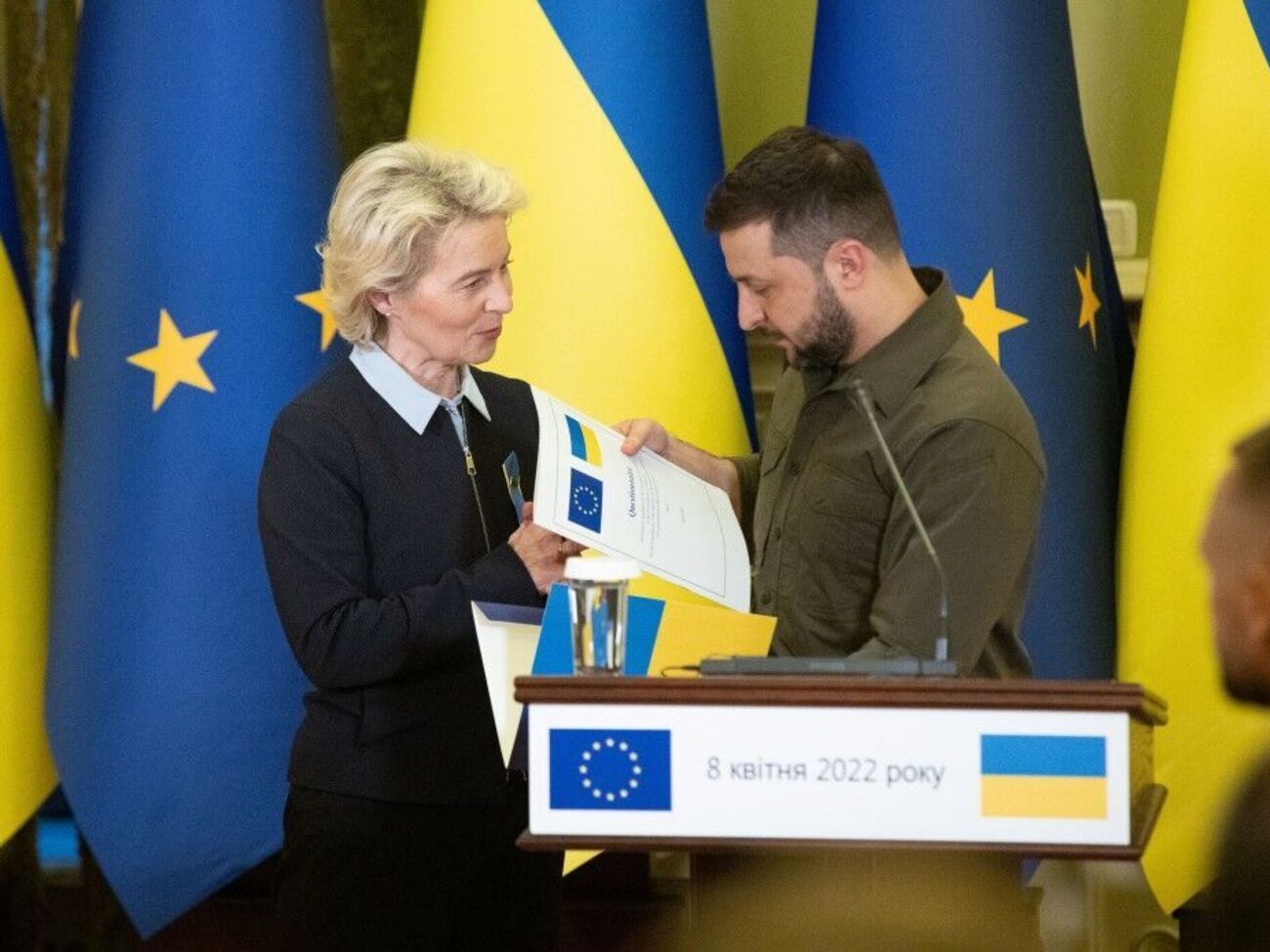 Вчера президент Еврокомиссии передала Зеленскому опросник, необходимый для получения статуса кандидата в ЕС