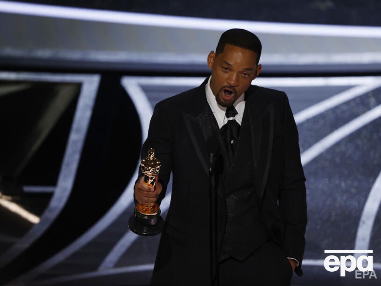 Смит во время церемонии вручения "Оскар" ударил ведущего после того, как тот неудачно пошутил о прическе его жены