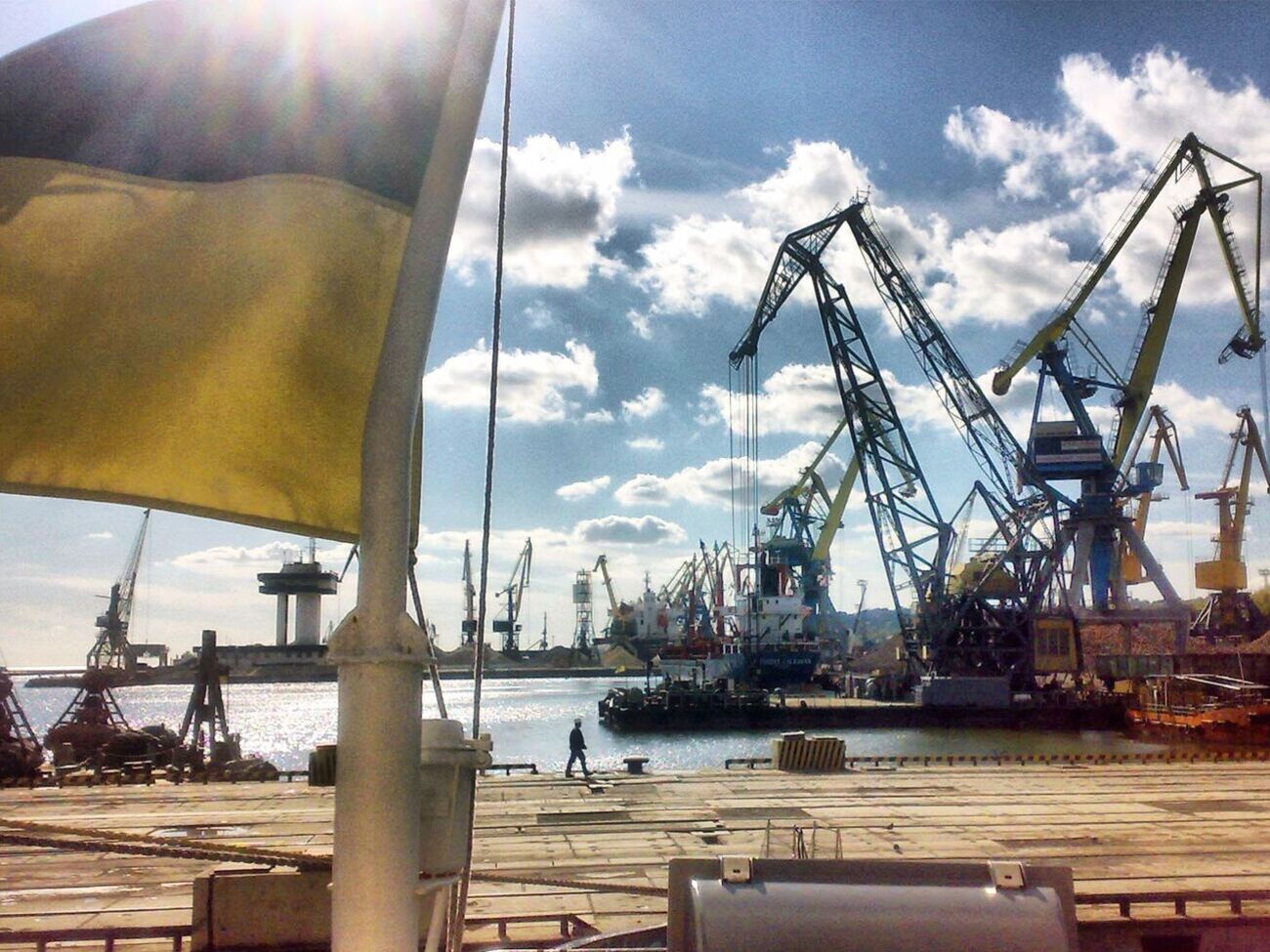 В порту остались заблокированными гражданские судна