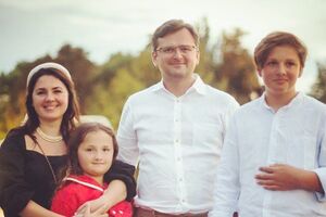 Кулеба вместе с женой Евгенией воспитывает сына и дочь