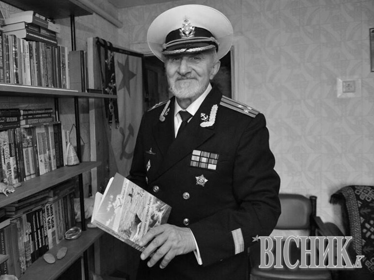 Росіяни протягом трьох днів били 78-річного письменника, а потім відпустили зі словами "не воюємо з ветеранами флоту СРСР", розповіли в Національній спілці письменників