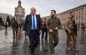 Політики пройшлися воєнним напівпорожнім Києвом