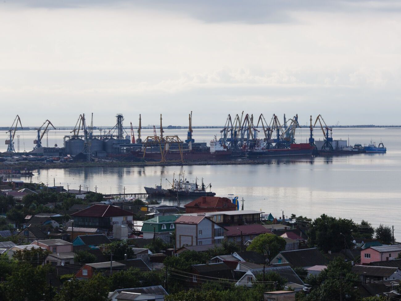Работа морских портов в Бердянске (на фото), Мариуполе, Скадовске и Херсоне будет возобновлена после победы Украины над российским оккупантом, отметили в Мининфраструктуры