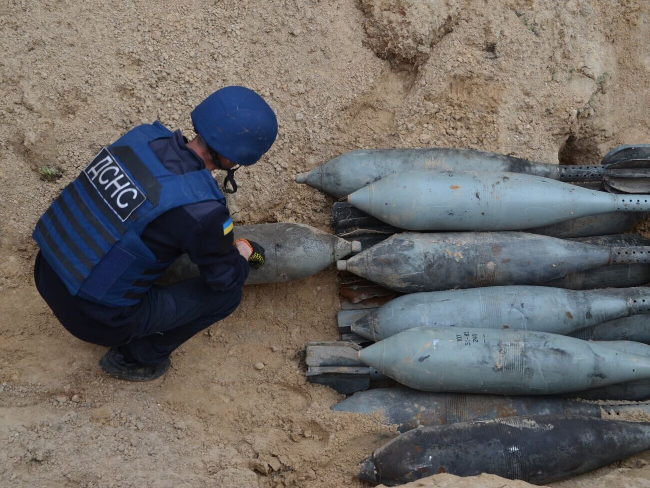 В течение 30 апреля пиротехники обезвредили 563 предмета