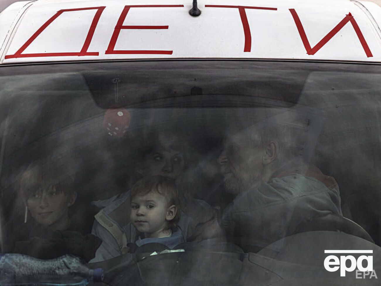 Первая группа из примерно 100 человек уже едет на подконтрольную Украине территорию, сообщил президент