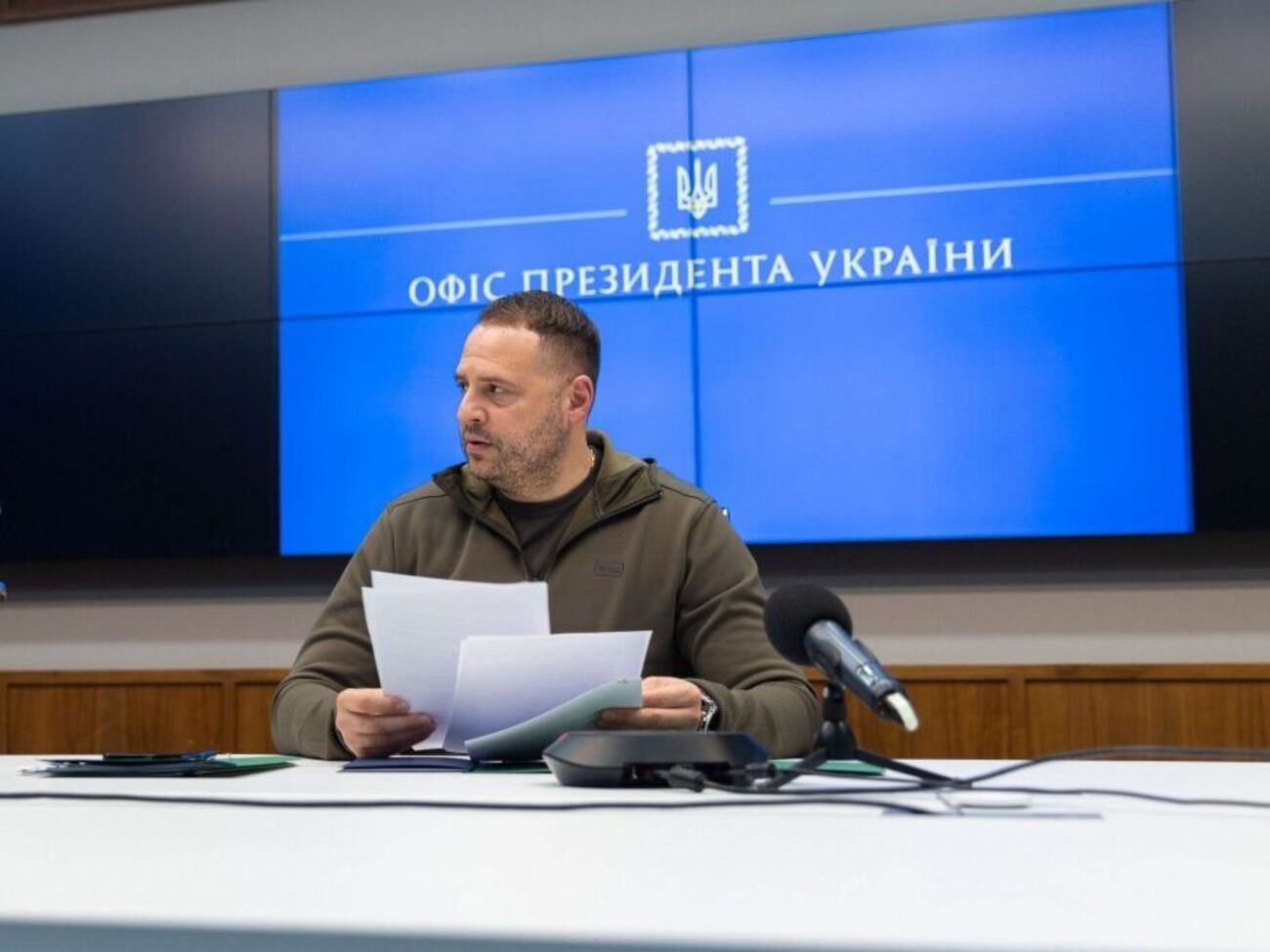 Глава Офісу президента обіцяє, що влада продовжить евакуацію з Маріуполя цивільних і військових