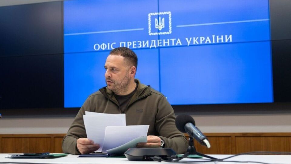Глава Офісу президента обіцяє, що влада продовжить евакуацію з Маріуполя цивільних і військових