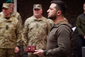 Зеленський регулярно вручає державні нагороди українським військовим