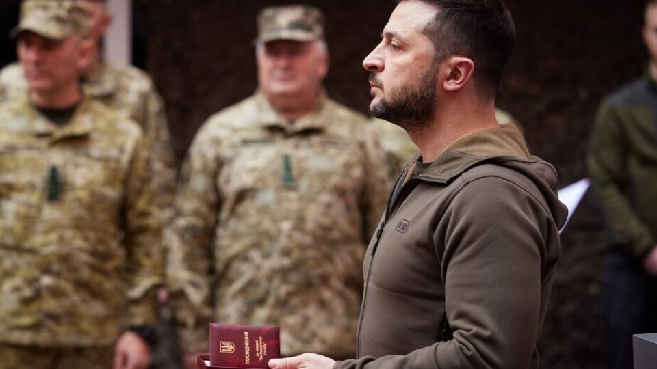 Зеленський регулярно вручає державні нагороди українським військовим