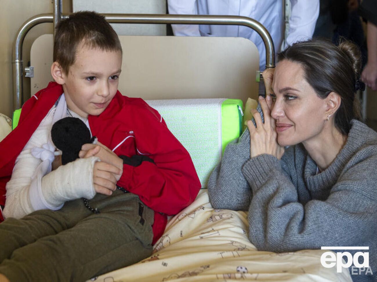 Джолі прибула з візитом в Україну, вона зустрічається з дітьми, переселенцями й волонтерами