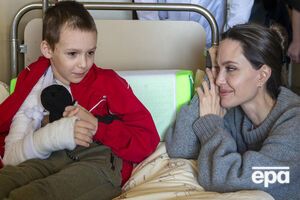 Джолі прибула з візитом в Україну, вона зустрічається з дітьми, переселенцями й волонтерами