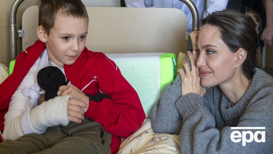 Джоли прибыла с визитом в Украину, она встречается с детьми, переселенцами и волонтерами