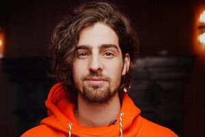 Dantes: Было так – я написал, дал почитать Наде. Надя откорректировала, написала свое