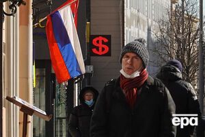 Сокращение ВВП России на 12% ставит нынешние экономические проблемы на один уровень с потрясениями, наблюдавшимися в начале 1990-х годов, отмечает Bloomberg