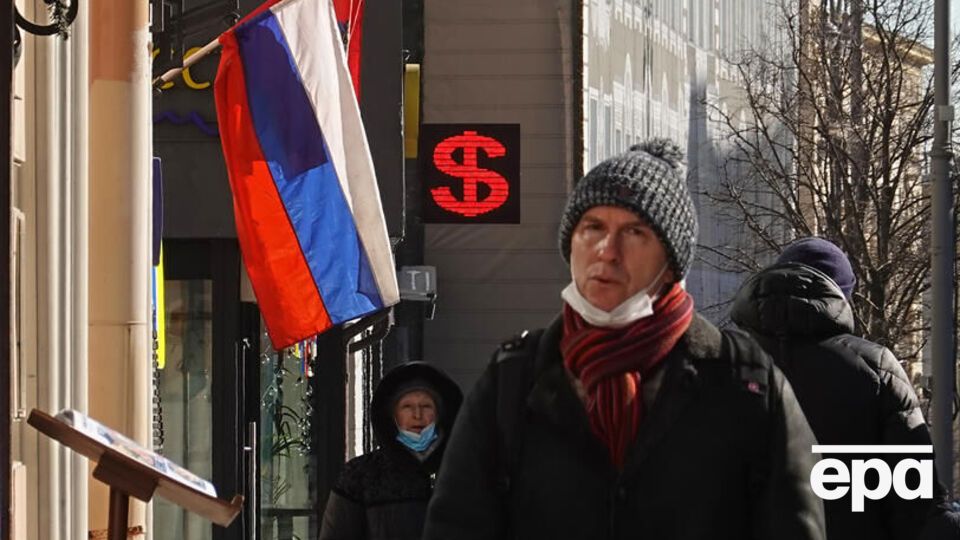 Сокращение ВВП России на 12% ставит нынешние экономические проблемы на один уровень с потрясениями, наблюдавшимися в начале 1990-х годов, отмечает Bloomberg