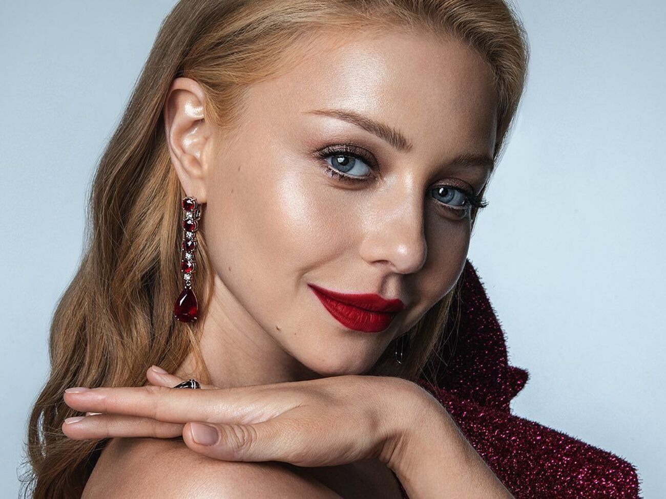 Тіна Кароль приміряла одяг із патріотичним написом