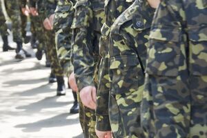 Загарбник розповідає дружині, що його знайома знайшла на звалищі тіло свого брата, заплативши чималу суму за таку "послугу" охоронцям полігону