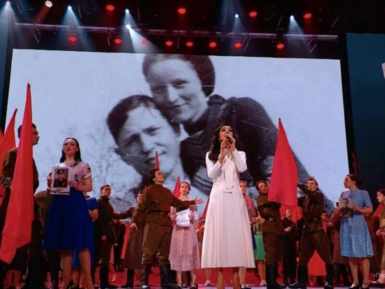 На концерте показали фото Бонни и Клайда, сделанный в 1933 году