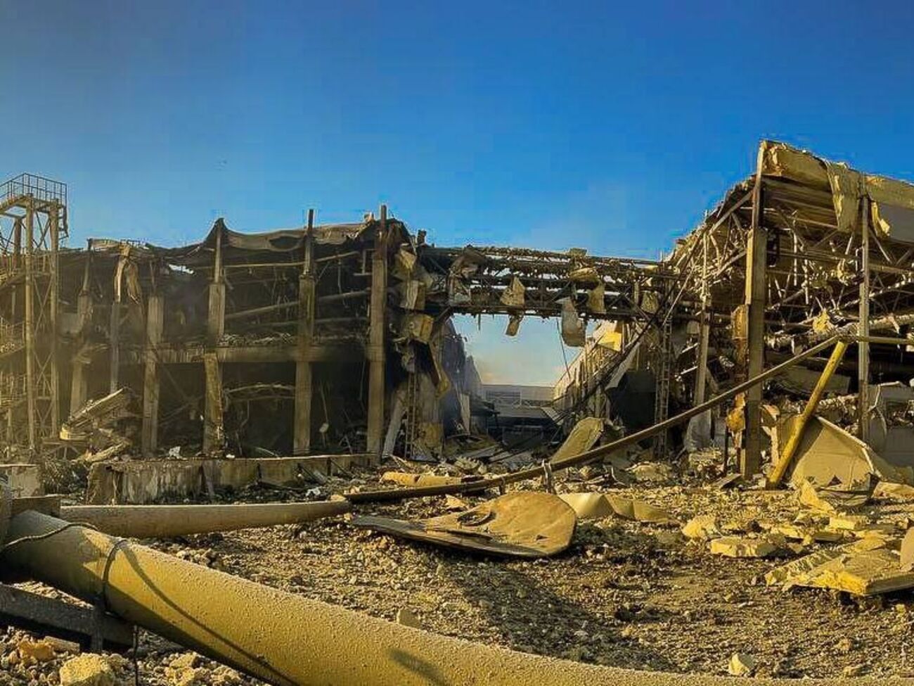 Завали розчищали всю ніч. Одеська міськрада показала наслідки російського обстрілу 9 травня. Фоторепортаж