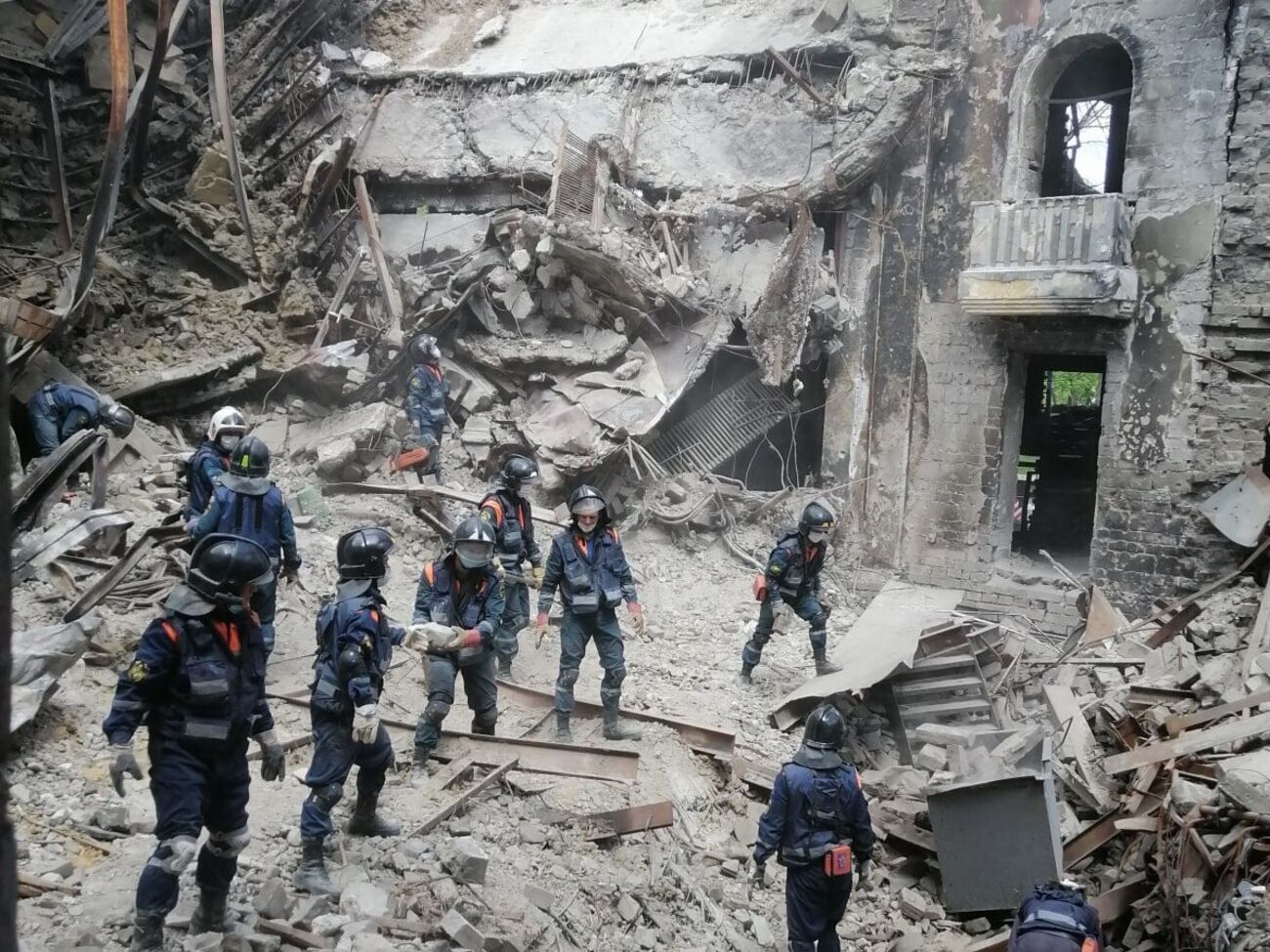 По данным Associated Press,&nbsp;в результате бомбардировки театра&nbsp;погибло около 600 человек