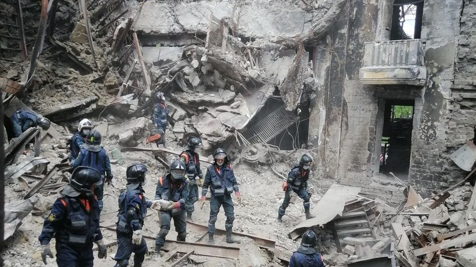 По данным Associated Press, в результате бомбардировки театра погибло около 600 человек