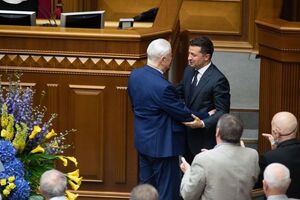 Зеленский сказал, что Кравчук "всегда находил далеко не одну минуту, чтобы помочь разобраться и дать совет". На фото они в Верховной Раде в 2020 году