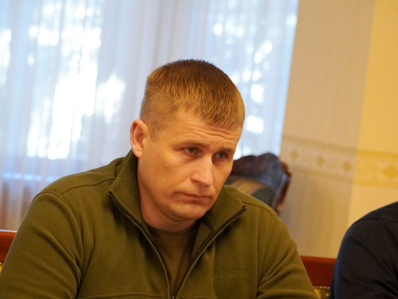 Марченко: Психически больной лидер оккупантов возлагает цветы к мемориалу города-героя Одессы, бросая ракеты на мирный город. Он продолжит убивать