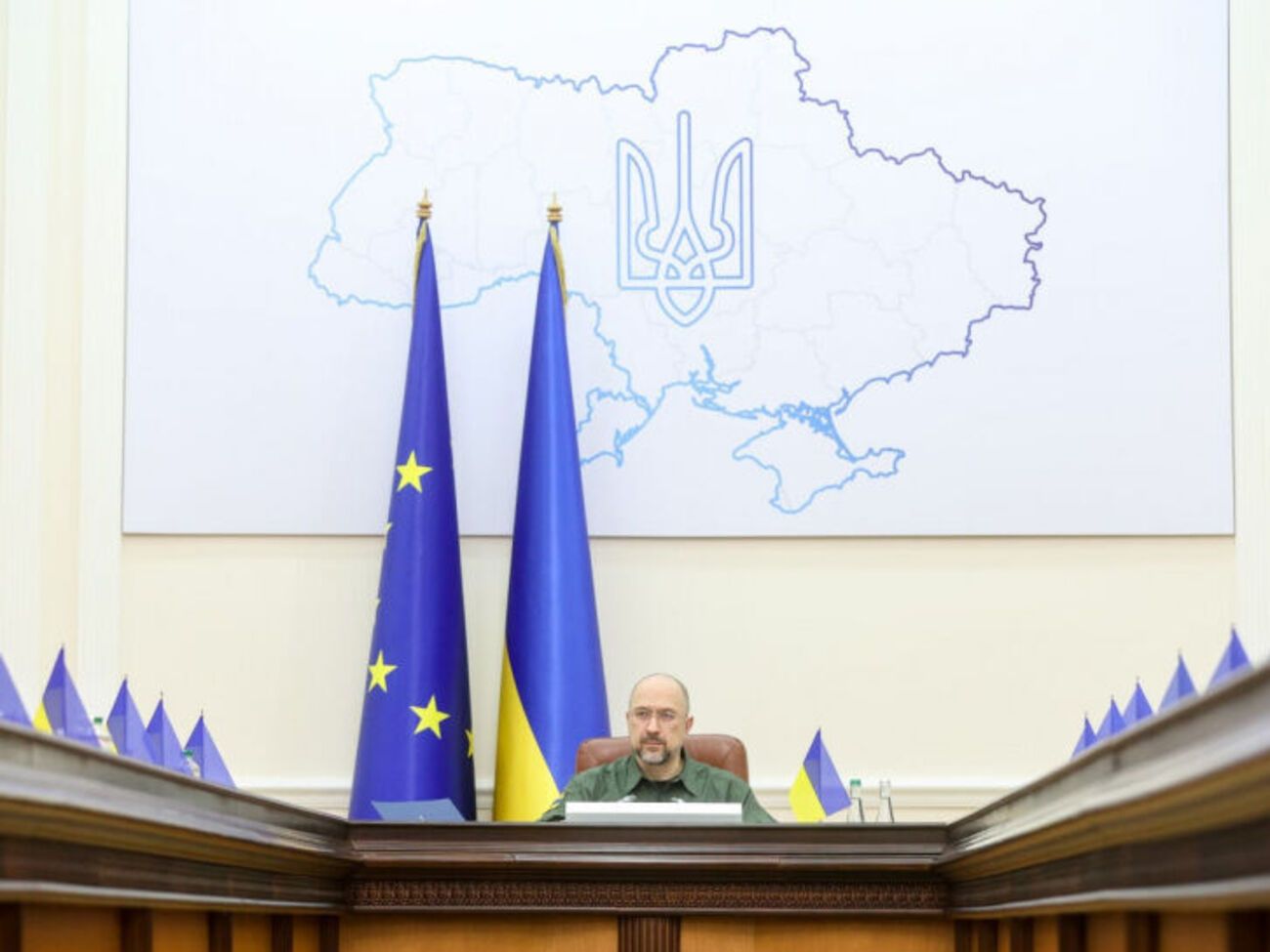 Шмыгаль считает, что "в эти сложные дни любое повышение тарифов точно не актуально"