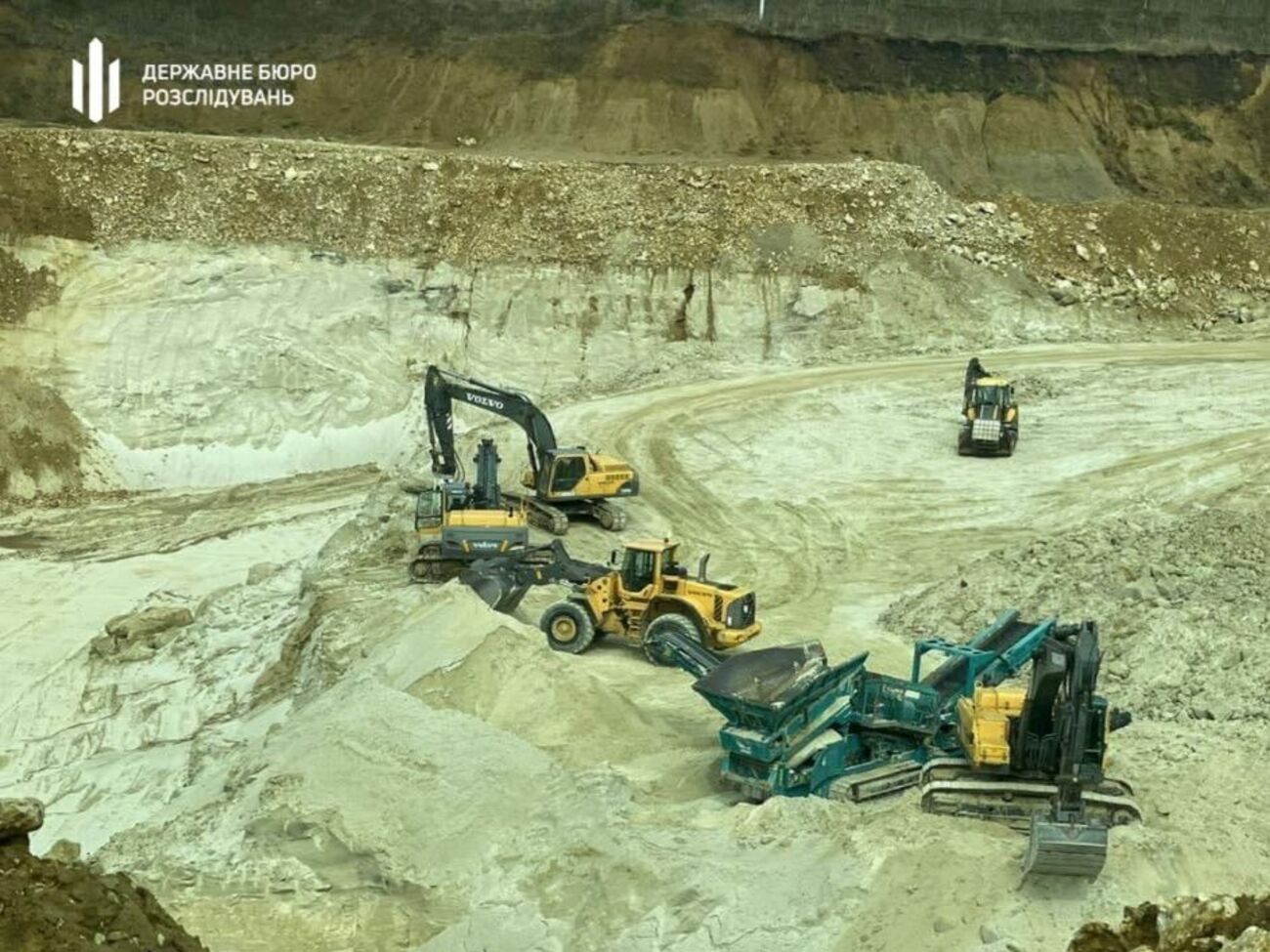 Суд заарештував 126 автомобілів, серед яких вантажівки КрАЗ та КамАЗ