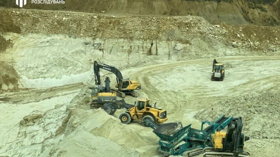 Суд заарештував 126 автомобілів, серед яких вантажівки КрАЗ та КамАЗ