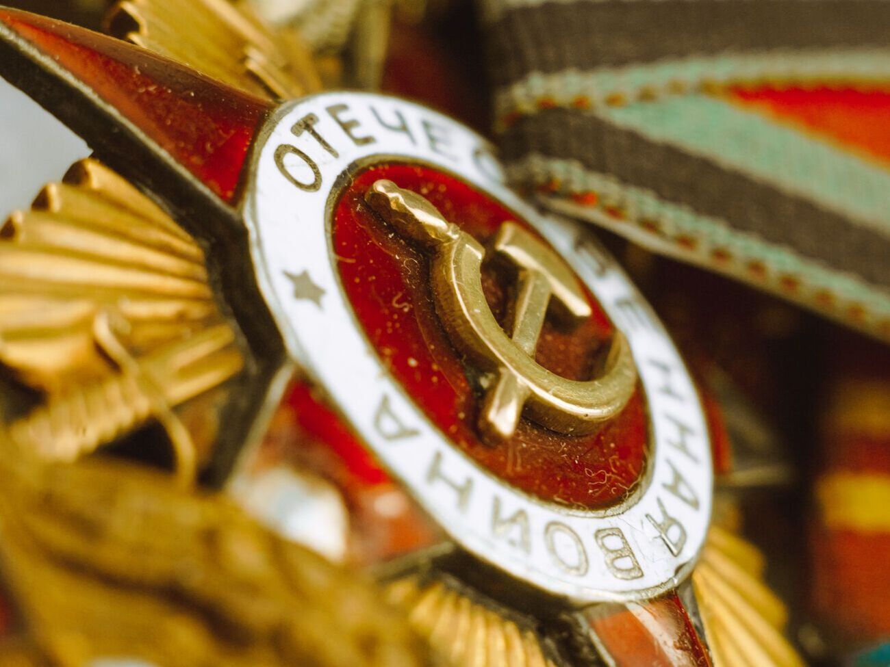 Дружину окупанта розлютили депортовані до Росії українські діти, які назвали День Перемоги "не своїм святом"