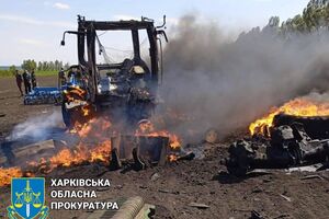 Трактор працював у полі в момент авіаудару