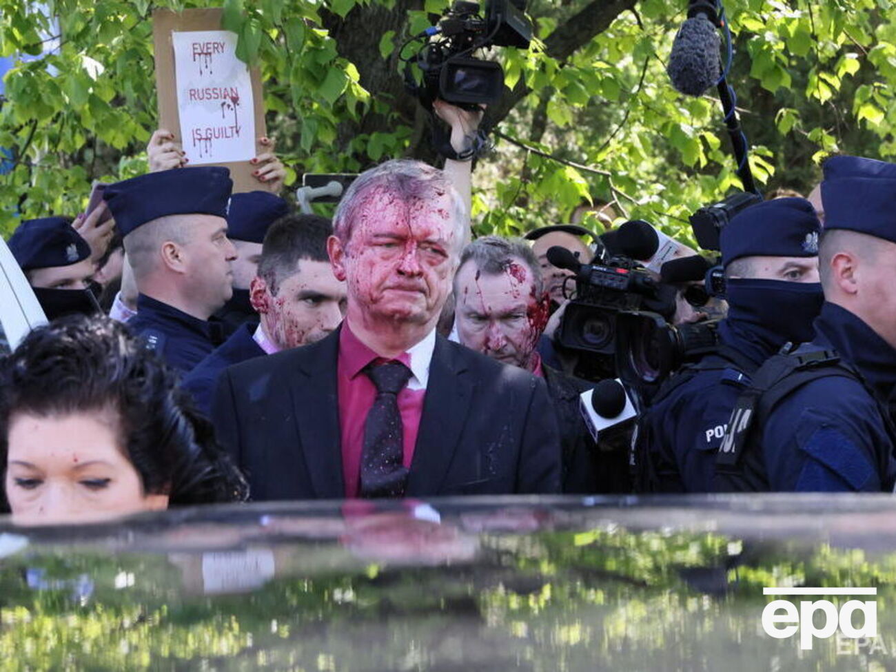 У МЗС РФ вважають, що їхній посол зазнав нападу, коли його облили фарбою, а Польща "не забезпечила недоторканності" дипломата