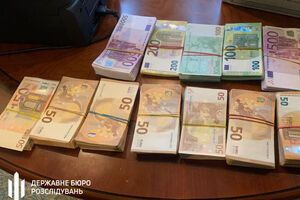 У ДБР заявили, що підозрювані займалися легалізацією грошей та виведенням коштів через афілійований конвертаційний центр