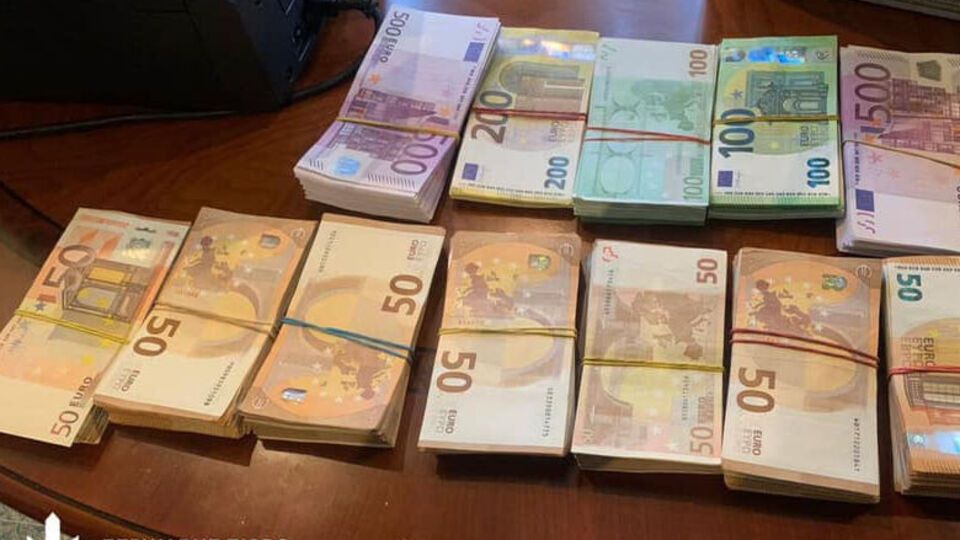 У ДБР заявили, що підозрювані займалися легалізацією грошей та виведенням коштів через афілійований конвертаційний центр