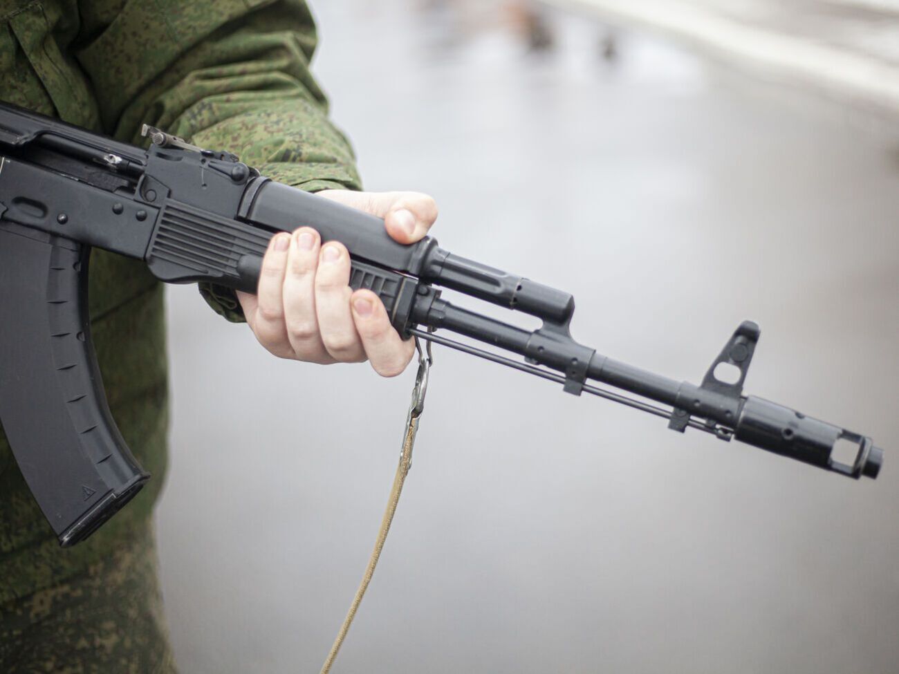 Пятеро российских солдат подошли к автосалону и пытались проникнуть в него, разбивая стекло и стреляя по замкам