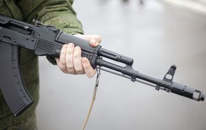 Пятеро российских солдат подошли к автосалону и пытались проникнуть в него, разбивая стекло и стреляя по замкам