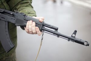 П'ятеро російських солдатів підійшли до автосалону і намагалися проникнути в нього, розбиваючи скло та стріляючи по замках