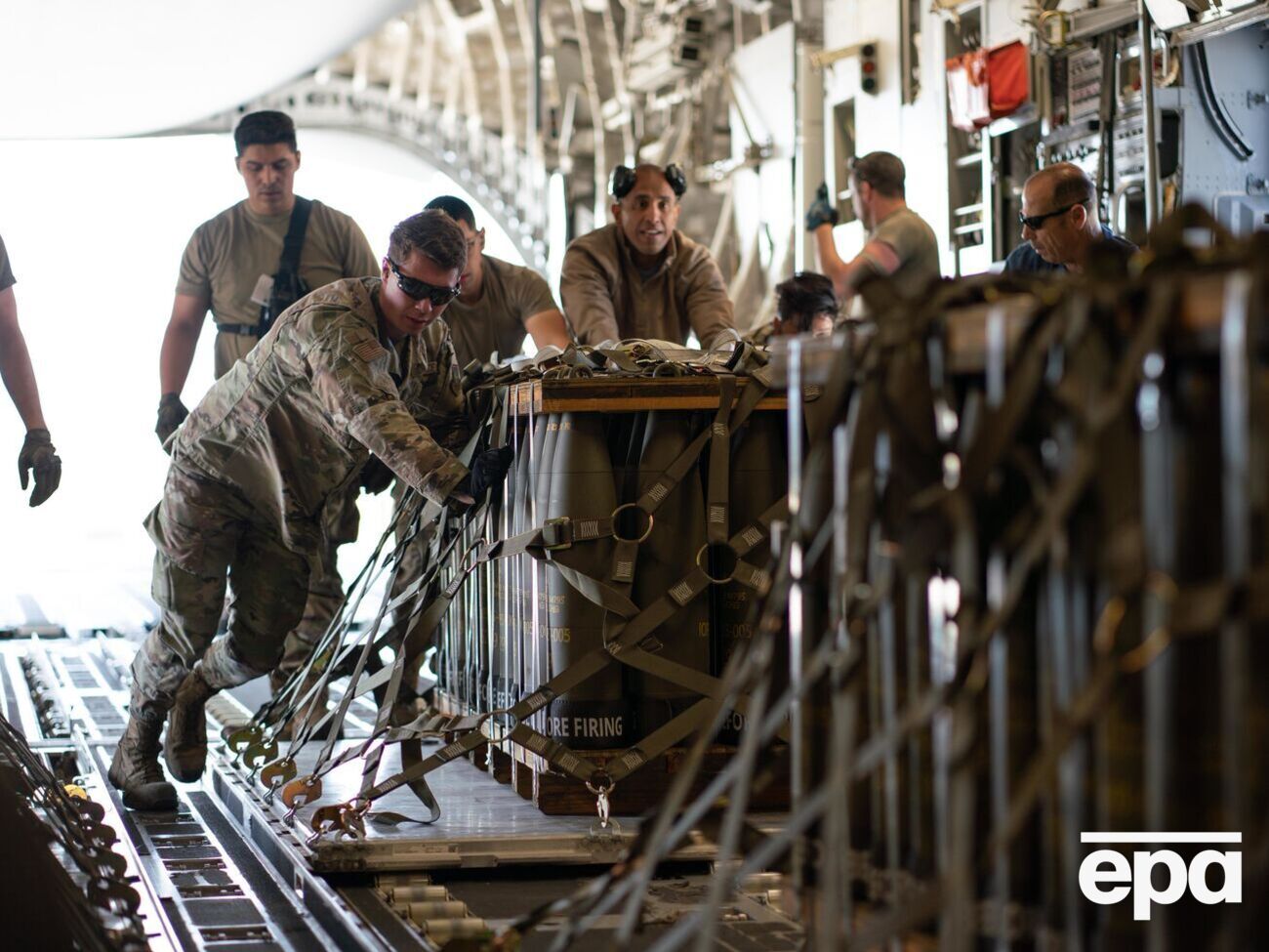 Військову допомогу Україні надають десятки країн (на фото &ndash; процес завантаження снарядів до американських гаубиць, призначених для України)