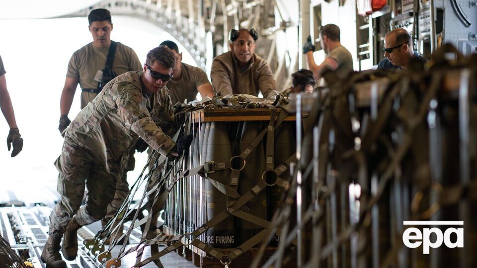 Военную помощь Украине предоставляют десятки стран (на фото – процесс загрузки снарядов к американским гаубицам, предназначенных для Украины)