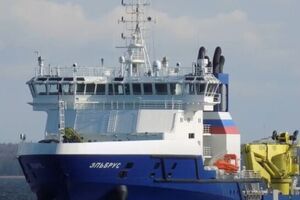За даними розвідки, агресор міг втратити судно тилового забезпечення проєкту 23120, їх у Росії лише два – "Всеволод Бобров" та "Ельбрус" (на фото)