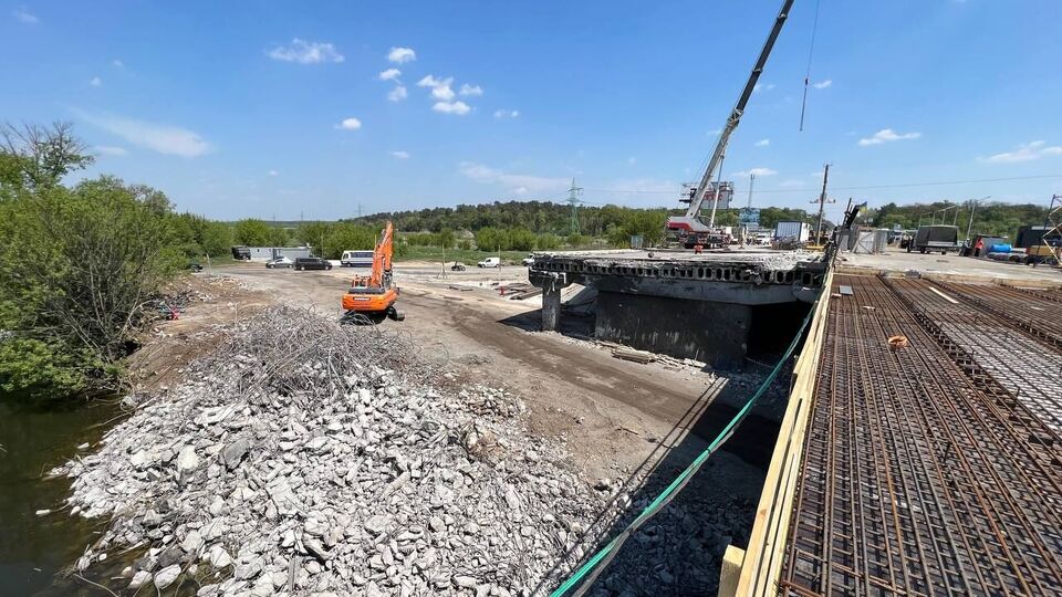 Усі роботи з відновлення мосту через річку Ірпінь тривають відповідно до графіка, зазначив Тимошенко