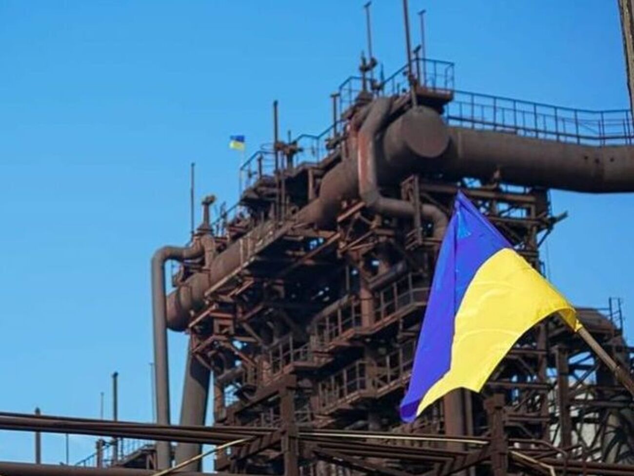 Над заводом продолжает развеваться флаг Украины